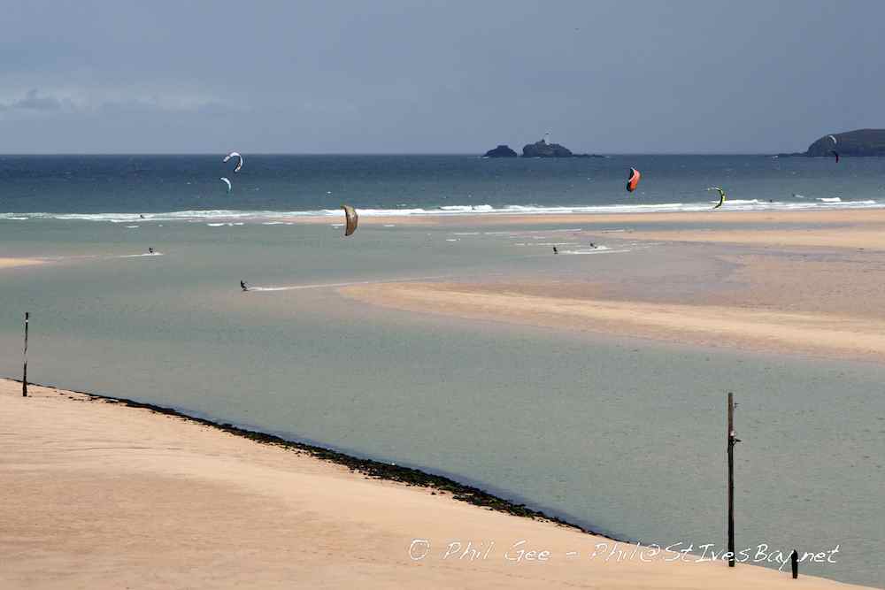 Kitesurfing Hayle estuary ©Phil Gee
